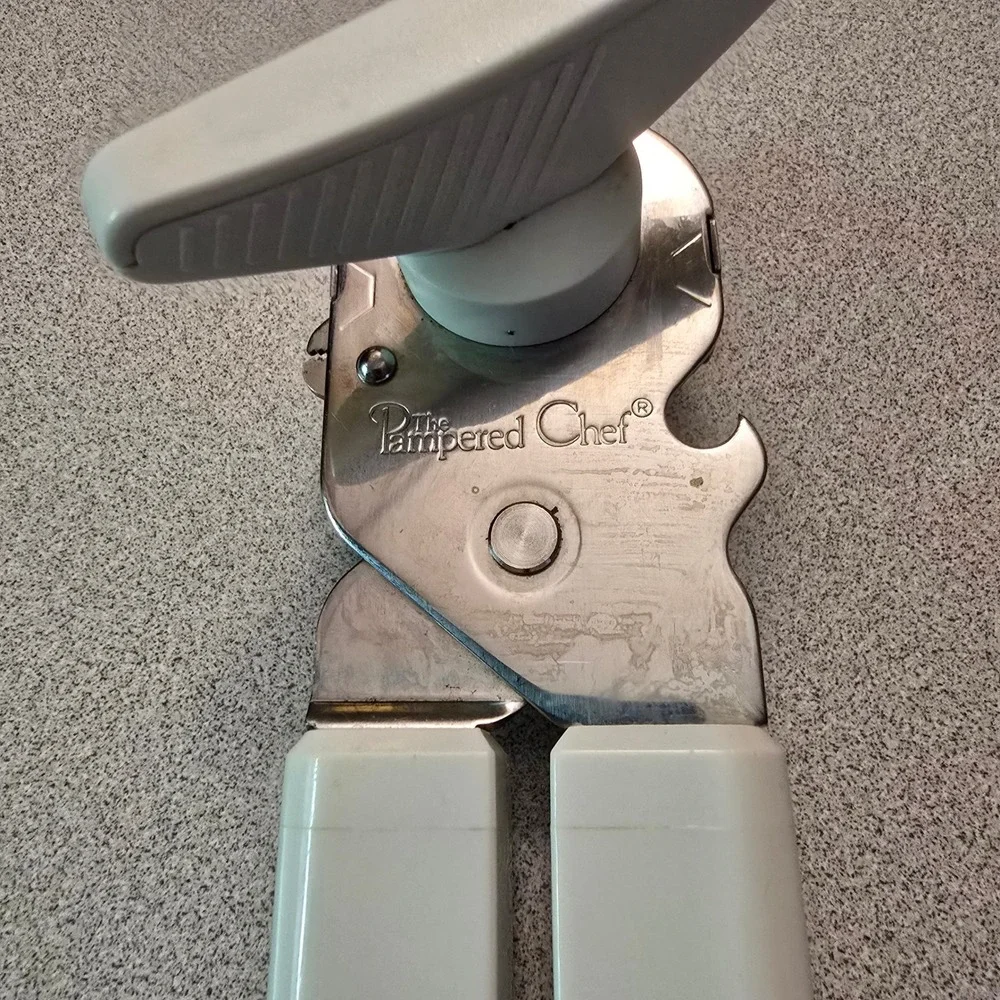 Pampered Chef #2758 Safety Smooth Edge Can Opener White Manual Retired
